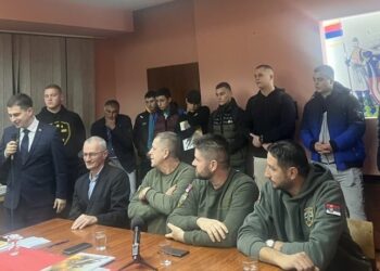 RATNICI SA KOŠARA U VELIKOJ PLANI: Desetine ljudi ostale ispred prepune sale