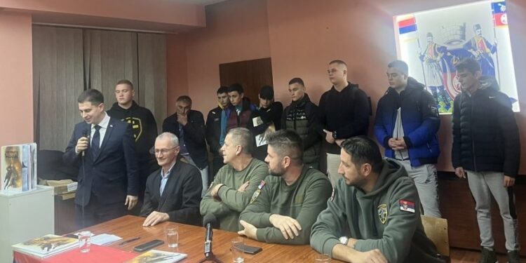 RATNICI SA KOŠARA U VELIKOJ PLANI: Desetine ljudi ostale ispred prepune sale