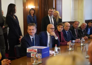 Vučević predao izbornu listu SNS: “Aleksandar Vučić – Srbija ne sme da stane” prikupila 92.637 potpisa podrške