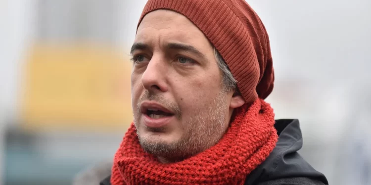 Trošio pare građana na drogu, a sada bi da protestuje: Miketić na ulicama Beograda pruža podršku “studentima”