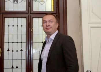Obraz đon: Đilas, Pajtić i Jovanović ukinuli KM tablice, a sada za to krive predsednika Vučića!