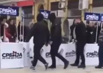 NASILNICI NA GAZDU: Pravo lice „nenasilne opozicije“ – Đilasovi huligani rasturali štandove SNS u Kragujevcu (VIDEO)