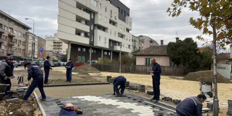 Počelo popločavanje platoa u centru Velike Plane