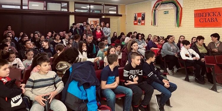 Svi odlični učenici u Velikoj Plani dobijaju po 10.000 dinara
