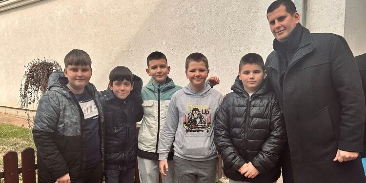 Pavešković: Za mene je čast da dodelim 193 nagrade zaslužnim učenicima