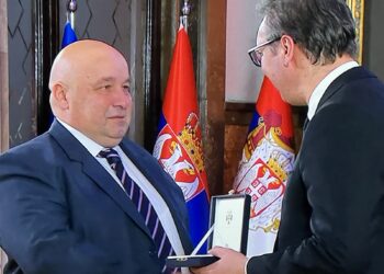 Dan državnosti: Predsednik Vučić Dejanu Stošiću uručio Zlatnu medalju za zasluge