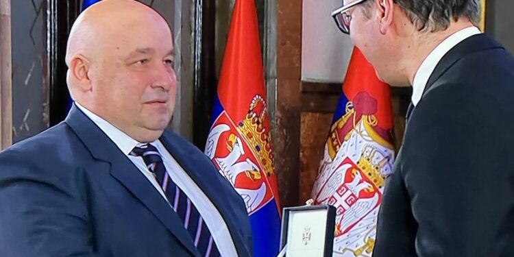 Dan državnosti: Predsednik Vučić Dejanu Stošiću uručio Zlatnu medalju za zasluge