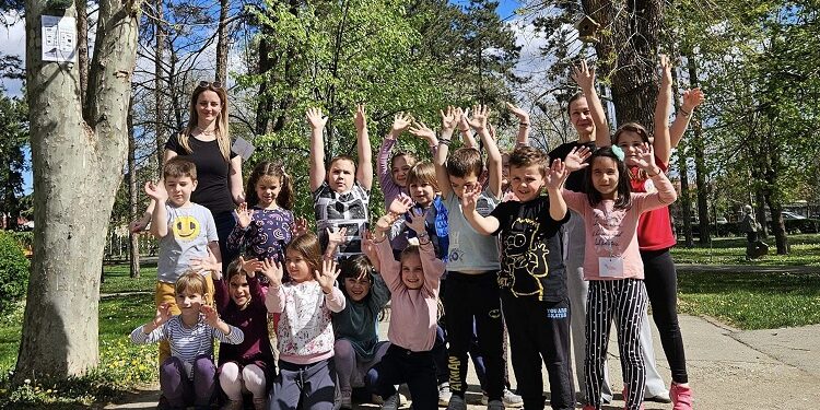 PU Dečje carstvo i JKP Miloš Mitrović postavili kućice za ptice u Gradskom parku (FOTO)