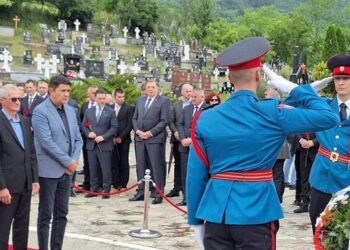 Marić i Pavešković položili venac pred spomen – obeležje na vojničkom groblju u Bratuncu