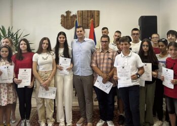 Pavešković: Nagrađeni najbolji učenici Velike Plane