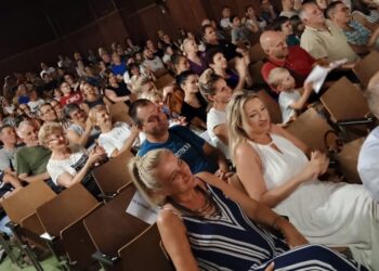 Ljubitelji pozorišta sinoć ispunili salu u Starom Selu – Počeo 25. MAEKS