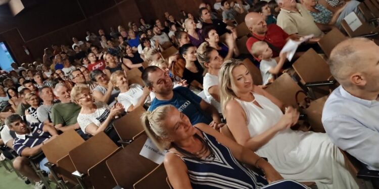 Ljubitelji pozorišta sinoć ispunili salu u Starom Selu – Počeo 25. MAEKS