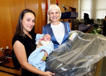 U Gradskoj upravi u Smederevu danas je upriličena podela autosedišta za bebe