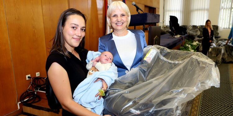 U Gradskoj upravi u Smederevu danas je upriličena podela autosedišta za bebe
