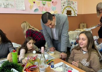 Predsednik opštine uručio paketiće devojčicama