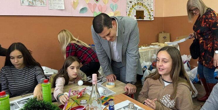 Predsednik opštine uručio paketiće devojčicama