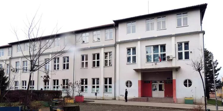 Obaveštenje Aktiva direktora za roditelje đaka: Deca sutra idu u školu!