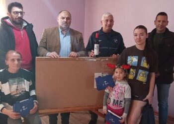 Stanimirović, Milojičić i Stojković uručili poklone Predsednika Vučića (FOTO)