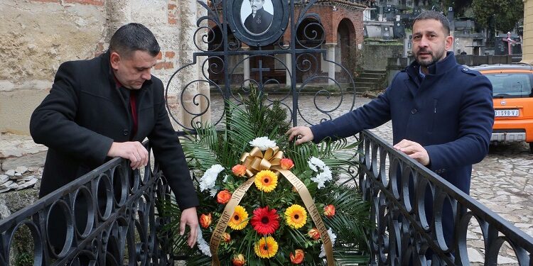 Gradska vlast, povodom Sretenja, položila vence na grob ustavopisca Dimitrija Davidovića