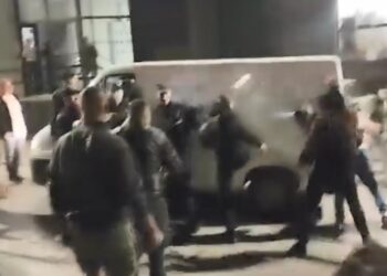 Policija u Smederevu sprečila opozicioni linč vozača kombija (VIDEO)