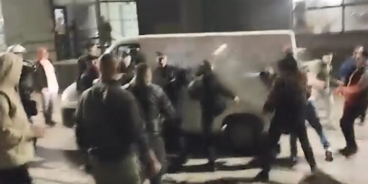 Policija u Smederevu sprečila opozicioni linč vozača kombija (VIDEO)