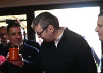 Predsednik Vučić posetio PG Radić u Velikoj Plani i pohvalio njihov ajvar