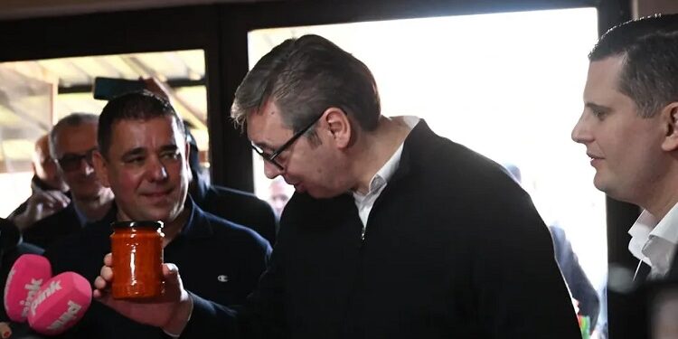 Predsednik Vučić posetio PG Radić u Velikoj Plani i pohvalio njihov ajvar