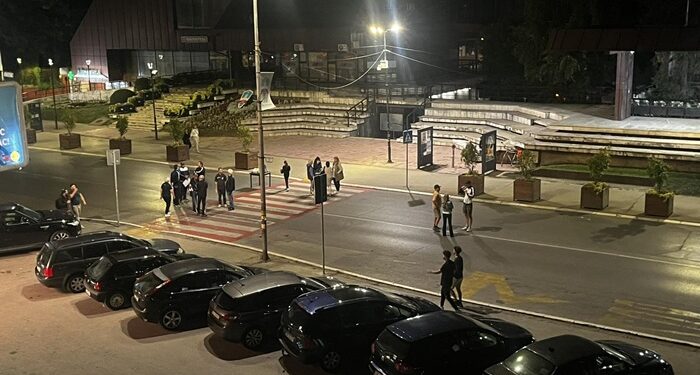 Blokaderi izgubili kompas: Kamenovali autobus, gađali građane jajima, blokirali glavnu ulicu…