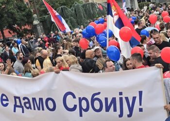 Smederevci ujedinjeni protiv blokada: Vijore se trobojke, preko dve hiljade ljudi šalje jasnu poruku