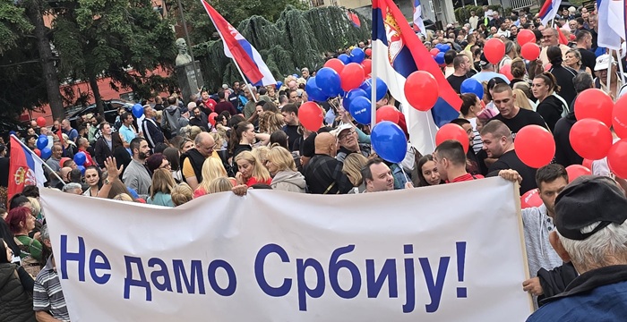 Smederevci ujedinjeni protiv blokada: Vijore se trobojke, preko dve hiljade ljudi šalje jasnu poruku