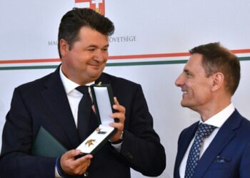 Načelnik Podunavskog upravnog okruga čestitao profesoru Petrovu uručenje ordena