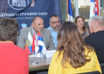 Načelnik Podunavskog okruga razgovarao sa građanima na Trgu Republike u Smederevu