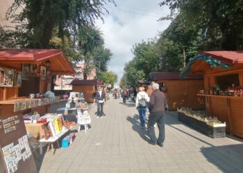 Otvoren jesenji sajam cveća, meda, zimnice i vina