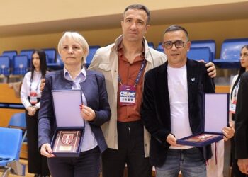 FSS dodelio gradonačelnici Smedereva plaketu za organizaciju Futsal kupa Srbije 2025/26.