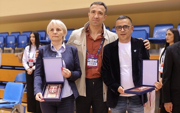 FSS dodelio gradonačelnici Smedereva plaketu za organizaciju Futsal kupa Srbije 2025/26.