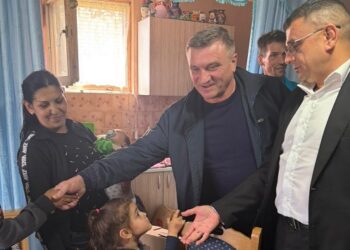Funkcioneri SNS Smederevo posetili šestočlanu porodicu Bojić iz Skobalja