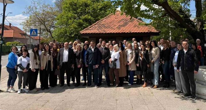 Aktivisti SNS Smederevo na Carini razgovarali sa sugrađanima