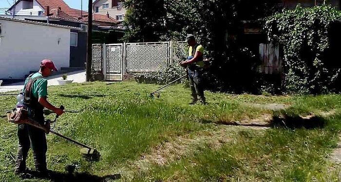 JKP Zelenilo Smederevo: Košenje u ulici Crvene Armije