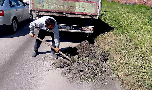 JKP Zelenilo i groblja Smederevo: U Ulici Crvene Armije uklanjaju se naslage uz ivičnjake