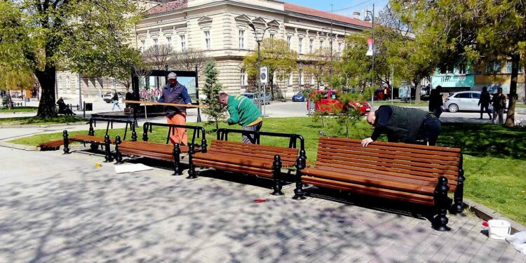 JKP Zelenilo i groblja Smederevo: Zamenjene talpe na klupama