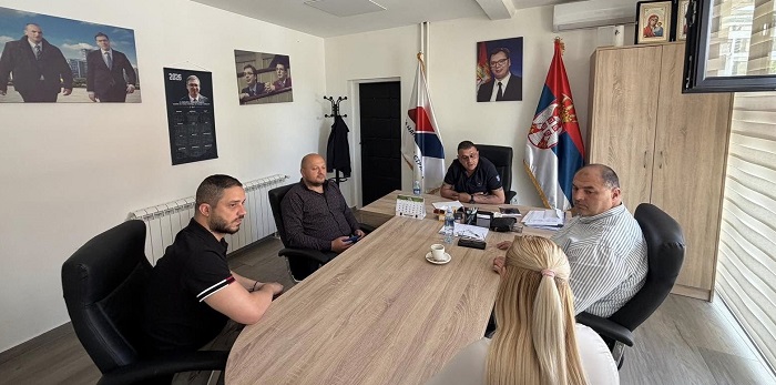 Funkcioneri SNS Smederevo razgovarali sa građanima o problemima i mogućim rešenjima