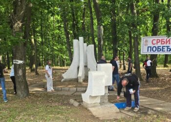 Aktivisti SNS Smederevo uredili okolinu spomenika u Lunjevačkoj šumi