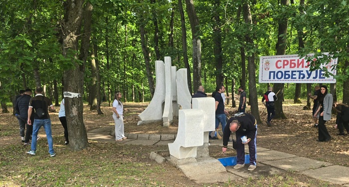 Aktivisti SNS Smederevo uredili okolinu spomenika u Lunjevačkoj šumi