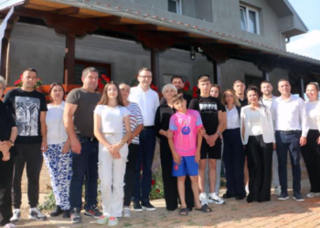 Podrška interno raseljenim licima: Petković i Vojinović u poseti porodici Simijonović