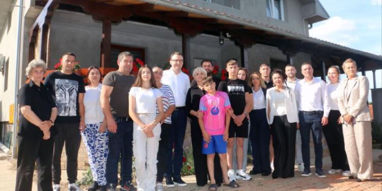 Podrška interno raseljenim licima: Petković i Vojinović u poseti porodici Simijonović