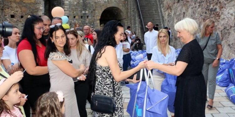 Nova mera podrške roditeljima: U Smederevu uručena kolica za bebe