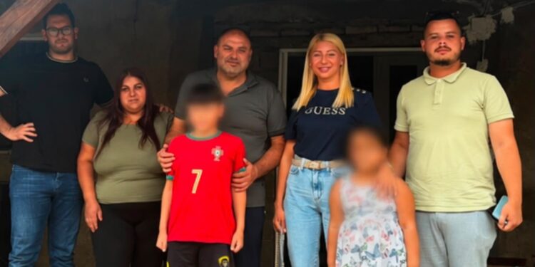 Aktivisti SNS posetili samohranu majku troje dece u Vranovu