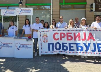 Ujedinjena Srbija: Unija mladih SNS Smederevo razgovarala sa građanima i delila osveženje u centru grada