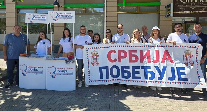 Ujedinjena Srbija: Unija mladih SNS Smederevo razgovarala sa građanima i delila osveženje u centru grada