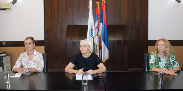 Gradonačelnica sa direktorima škola: Sve obrazovne ustanove spremne za početak nove školske godine